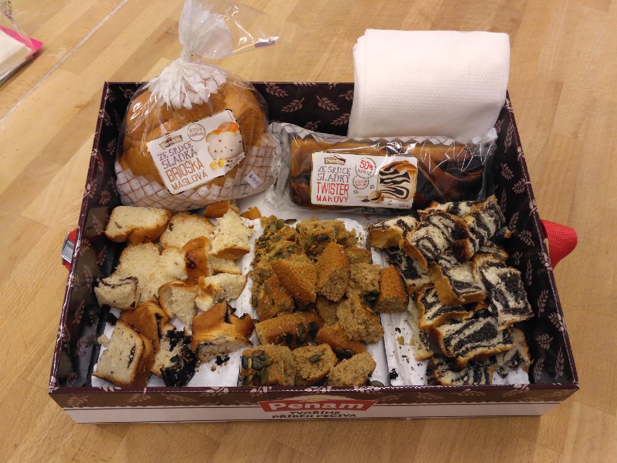 Promotori per la degustazione della pasticceria Penam Trutnov